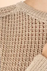 Sweater de punto color taupe, con cuello redondo, mangas largas abullonadas y puños ajustados. Presenta un tejido de punto grueso con textura.