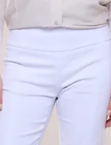 Pantalón de gabardina elastizada marca Zac & Rachel, color blanco, de corte recto. Posee pretina ancha con faja interna modeladora y costura frontal pespunteada en las piernas.