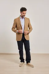 Saco sport marrón de gamuza ecológica con dos botones frontales y forro interno completo.