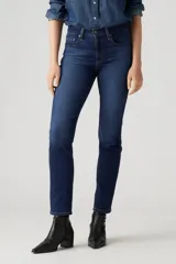 Jeans de tiro alto, ajustados en cadera y muslos, con pierna recta.