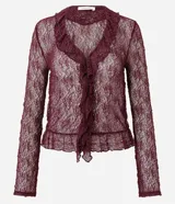 Blusa de encaje transparente color bordó, con mangas largas, escote en V con volados frontales y bajo fruncido.