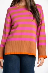 Sweater de punto con diseño de rayas horizontales en azul y rojo, cuello redondo y puños con terminación en color marrón.