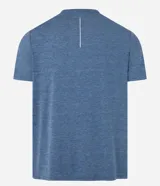 Remera deportiva de manga corta con cuello redondo, confeccionada en tejido técnico con tecnología Dry para mayor transpirabilidad y evaporación del sudor. Presenta un diseño básico con detalles reflectantes.