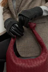 Guantes negros con diseño de cuero sintético en la palma y tejido de punto en el dorso.