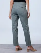 Jegging verde militar de algodón elastizado, marca Ruby Rd. Pretina ancha elastizada, delantera con bolsillos simulados y trasera con bolsillos aplicados.