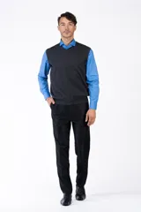 Chaleco gris oscuro de punto, sin mangas y con cuello en V.