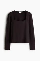 Remera entallada de punto suave, color negro, con escote cuadrado y mangas largas.