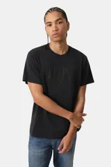 Remera de manga corta y cuello redondo Levi's University con corte relajado, color negro y estampado frontal tonal con el logotipo de la marca.