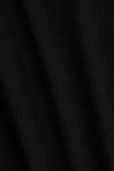 Top corto negro de punto acanalado, corte ajustado, con mangas cortas y escote bote.