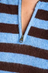 Sweater de punto con diseño de rayas horizontales en color marrón y celeste, corte oversize, cuello polo con cierre frontal y mangas largas.