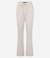 Pantalón de sastrería modelo flare en color beige, confeccionado en tejido de viscosa. Presenta un diseño de tiro alto con lazo ajustable en la cintura y detalle de friso vertical a lo largo de las piernas que estiliza la figura.