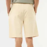 Bermuda de felpa ligera color amarillo claro, con cintura elástica y cordón ajustable.