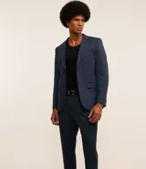 Pantalón de vestir azul marino, de corte recto, con cintura con trabillas, cierre tradicional con vista oculta y bolsillos laterales.