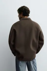 Sobrecamisa de corte regular confeccionada en tejido de lana doble faz, con cuello solapa, manga larga con puño abotonado, cierre frontal de botones y bolsillos de plastrón en pecho y cadera.
