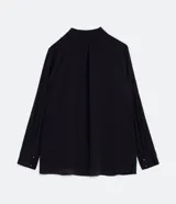 Camisa básica de crepé color negro, con cuello inglés, mangas largas y abotonado frontal.