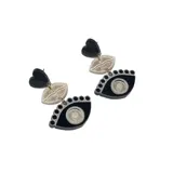 Par de aros colgantes con forma de corazón negro, labios color crema con glitter y ojo turco negro con centro dorado.