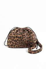 Bolso tipo saco con estampado animal print de leopardo, con asas de hombro y cierre ajustable con cordón fruncido.