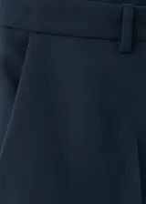 Pantalón estilo traje de corte recto y tiro medio, color azul marino, con bolsillos laterales y traseros, y cierre frontal oculto.