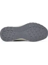 Championes Under Armour modelo Mirage Sport, con diseño de inspiración retro. Presentan una combinación de malla transpirable con superposiciones de gamuza y cuero en tonos verde agua y gris. Incluyen entresuela de EVA acolchada y suela de goma resistente, con el logotipo de la marca en detalle tipo joya en el lateral.