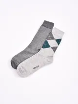 Pack de dos pares de medias grises. Un par a rayas horizontales y otro con diseño de rombos en gris y verde. Marca Grego.