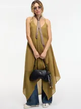 Vestido midi de ramio en color verde oliva, con escote en V, breteles finos y corte evasé con terminación en picos asimétricos.