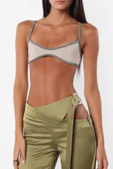 Microtop color visón confeccionado en microfibra, con breteles regulables y terminaciones en collareta fina a contratono.