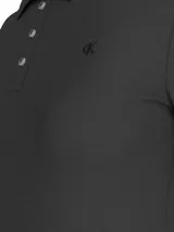 Chomba de manga corta, color gris oscuro, con cuello de polo y tapeta de tres botones. Presenta un corte ajustado al cuerpo y el logo bordado de Calvin Klein en el pecho.