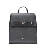 Mochila de diseño estructurado en color negro, confeccionada en material símil cuero con textura granulada. Presenta una solapa frontal con cierre metálico decorativo y logo de la marca en la parte inferior.