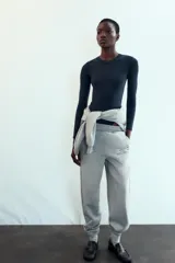 Body de manga larga con cuello redondo, confeccionado en una mezcla de algodón y modal. Presenta cierre inferior con botones a presión.