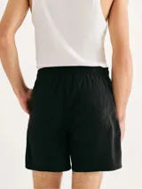 Short de baño color beige con cintura elástica ajustable con cordón.