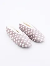 Pantuflas ballerina con interior de piel sintética y exterior de tela con estampado de lunares.