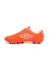 Championes de fútbol Umbro modelo Classico III HG, color negro con detalles en rojo. Presentan el logo de la marca en el lateral y suela con tapones para terreno firme.