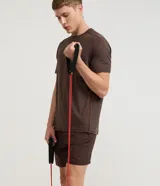 Bermuda deportiva Get Over de color marrón, con cintura elástica, cordón ajustable y diseño cómodo para entrenar.