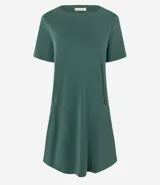 Vestido corto marrón oscuro, estilo camiseta, con escote redondo, mangas cortas y bolsillos laterales. El bajo es redondeado.