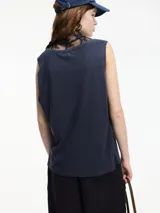 Musculosa básica de cuello redondo, confeccionada en una mezcla de algodón y lino, con diseño de corte recto y holgado.