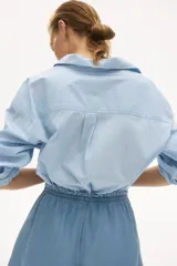 Short en denim liviano de tiro alto con cintura elástica de volado, cordón fino de ajuste y bolsillos laterales.