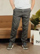 Pantalón de jean corte recto en color gris oscuro con acabado lavado, cuenta con bolsillos laterales y cierre frontal.