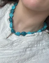 Collar corto de cuentas de piedra turquesa de diferentes formas y tamaños.