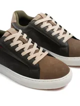Championes Milán de diseño clásico, confeccionados en ecocuero marrón con detalles en ecogamuza en la puntera y talón, suela de goma blanca y cordones beige.