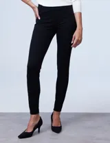 Jegging azul con pretina elastizada, bolsillos delanteros simulados y bolsillos traseros aplicados.