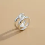 Anillo de plata 925 con diseño entrelazado de bandas lisas y pulidas.