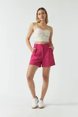 Top rústico color crudo con frunces en el frente y tirantes finos.