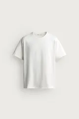 Camiseta de corte regular fit en color blanco, con cuello redondo y mangas cortas.