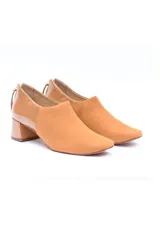 Zapato de tacón cuadrado color camel, confeccionado en una combinación de cuero nobuck y napa. Presenta un diseño de punta cuadrada, cierre trasero con tirador metálico dorado y taco forrado de 5 cm.