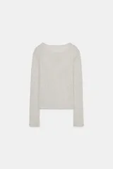 Conjunto de chaqueta de punto de cuello redondo y manga larga con cierre frontal de botones, combinada con un top interior de escote en pico con detalles de encaje.