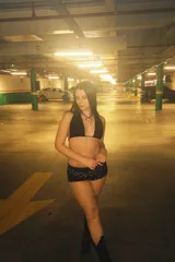 Top de bikini negro con lentejuelas y tirantes finos.