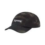 Gorro tipo camp cap Supreme con diseño overdyed en color negro, presenta el logo de la marca bordado en un parche rectangular frontal y ojales laterales para ventilación.