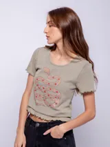 Remera corta negra de manga corta y cuello redondo, con estampado de serpiente con ojos.