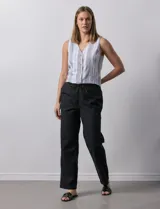 Pantalón de corte recto confeccionado en mezcla de lino, color verde claro. Presenta una pretina ancha con lazo de ajuste frontal y bolsillos laterales verticales.