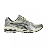 Championes Asics Gel Kayano 14 plateados con detalles en negro y blanco.